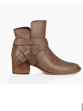 Ugg Elysian Leather Ankle Boots in the Sahara colorway 6.5